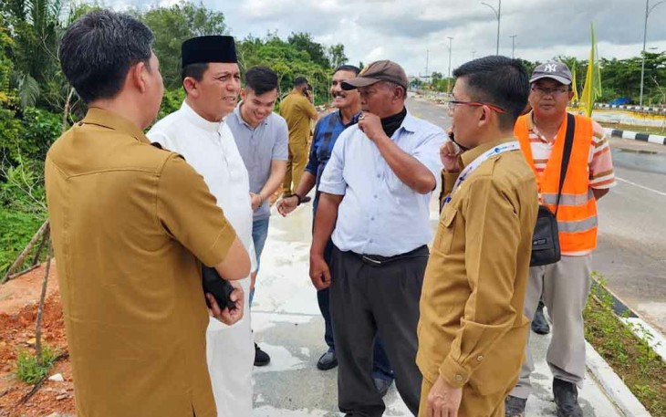 Gubernur Kepulauan Riau H. Ansar Ahmad saat meninjau lokasi