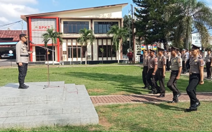 Kapolres Bitung, AKBP Tommy Bambang Souissa, S.I.K saat memimpin upacara kenaikan pangkat 42 Personil Polres Bitung