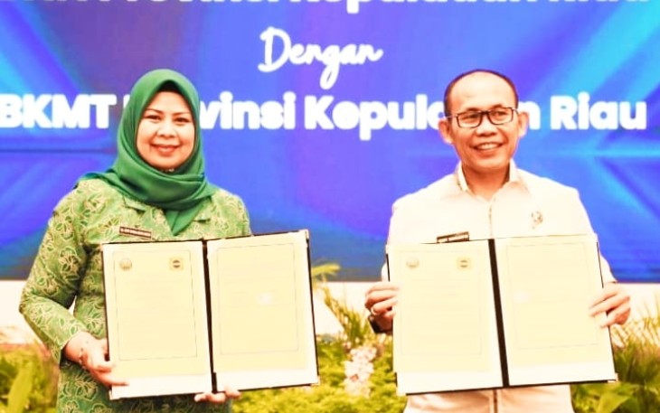 Penandatanganan Perjanjian Kerjasama antara BNN Kepri dengan BKMT Provinsi Kepri yang ditandatangani oleh Kepala BNN Kepri Henry Parlinggoman Simanjuntak dan Ketua BKMT Kepri Hj. Dewi Kumalasari Ansar