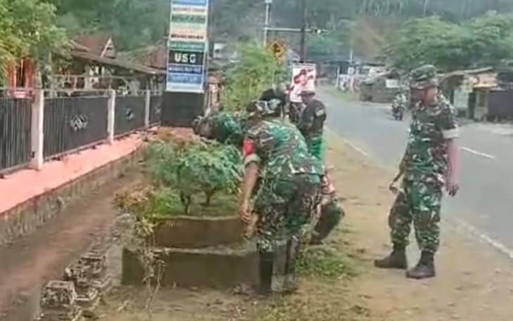 nggota Koramil 0801/07 Ngadirojo Gelar Aksi Bersih-Bersih