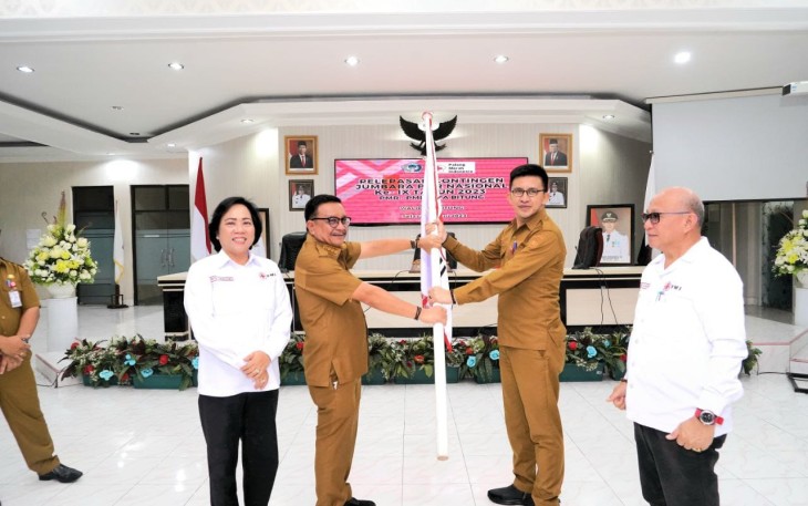 Wali Kota Bitung Maurits Mantiri saat melepas peserta Kontingen Jumbara PMR Nasional IX 2023 Kota Bitung