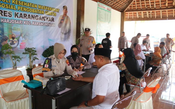  Polres Karanganyar menggelar layanan pengobatan gratis di Desa Harjosari, Kecamatan Karangpandan, Rabu (11/10/2023)