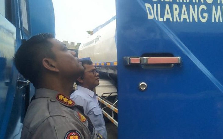 Tim Direktorat (Dit) Reskrimsus Polda Sumut bersama Polres Tanjungbalai mengungkapkan perkara tindak pidana pengangkutan solar seberat 71 ton tanpa izin resmi.