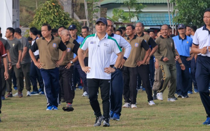 Wabup Bintan saat Olahraga Bersama di Makorem 033/WP
