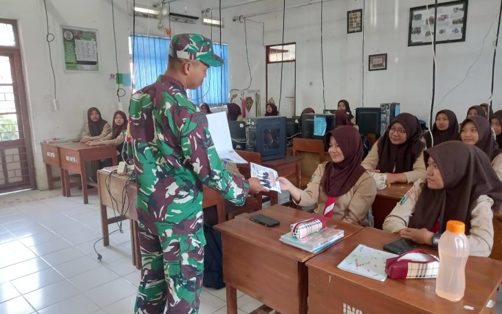 Babinsa saat Berikan Presentasi Penerimaan Mahasiswa Baru di SMKN 1 Wonoasri