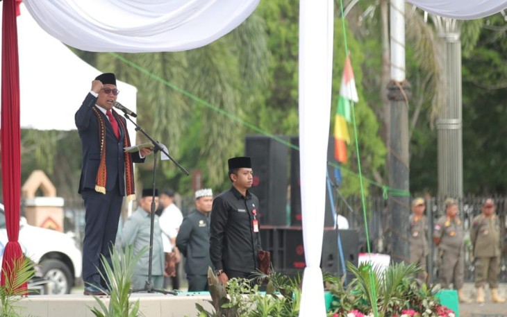 Mendes PDTT Abdul Halim saat menjadi Inspektur Upacara Hari Bhakti Transmigrasi (HBT) ke-73 di Lapangan Kantor Bupati Lampung Timur, Provinsi Lampung, Selasa (12/12/2023)