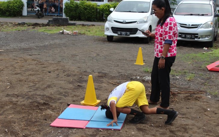 Salah seorang siswa saat akan melakukan lari jarak pendek pada mata pelajaran PJOK di lapangan pembangunan Joging track