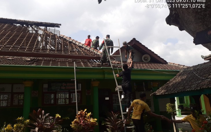  Anggota Kodim 0802/Ponorogo Bersama Instansi Terkait Gotong Royong Bersihkan Puing-Puing Sisa Kebakaran