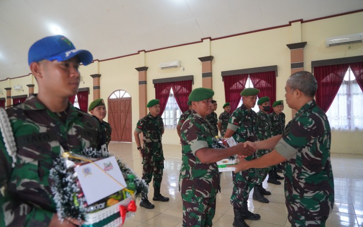 Kasipers Kasrem 121/Abw Kolonel Arh Andi Budi Sulistianto, S.SOS., menyerahkan Bingkisan Natal Secara simbolis kepada seluruh Prajurit dan PNS Korem 121/Abw yang merayakan Natal tahun ini, bertempat di Aula Korem 121/Abw Jl. Pangeran Kuning, Sintang, Kalimantan Barat, Jumat (22/12/2023)