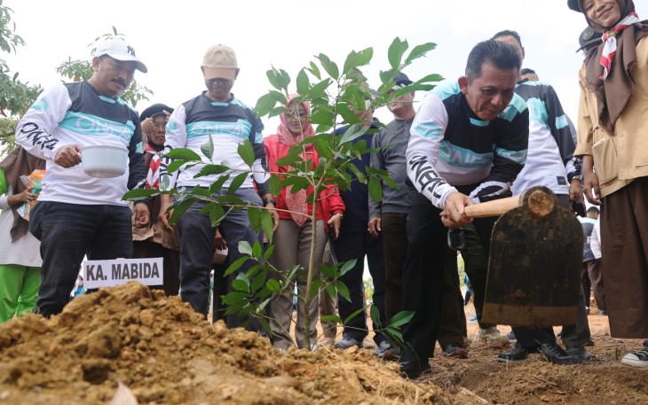 Gubernur Ansar saat Ikut Tanam Pohon Dalam Rangka Bulan Bakti Pramuka Tahun 2023 dan Hari Pramuka ke-62