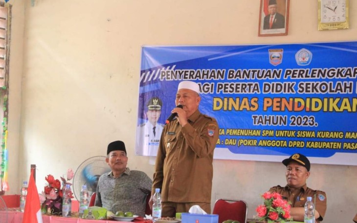 Bupati Pasaman Barat (Pasbar) Hamsuardi mendampingi Anggota DPRD Pasbar Ali Nasir menyerahkan 200 paket bantuan perlengkapan sekolah bagi peserta didik Sekolah Dasar dan Sekolah Menengah Pertama tahun 2023 di SD 06 Kinali, Kecamatan Kinali. 