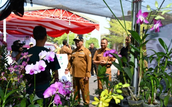 Bupati Tulungagung Maryoto Birowo saat launching anggrek varian baru