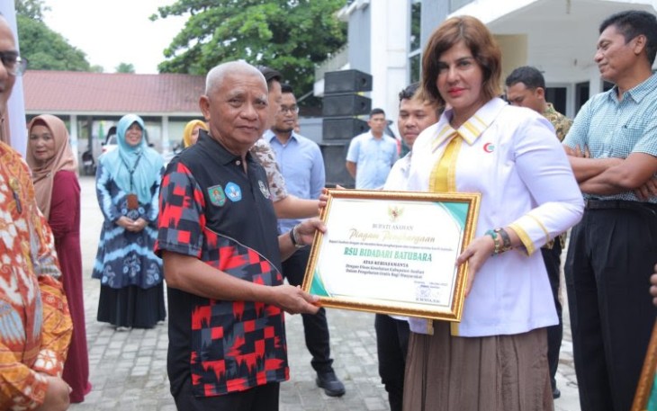 Bupati dan Wabup Asahan Menyerahkan Bukti Kepesertaan BPJS PBI APBD Kabupaten Asahan