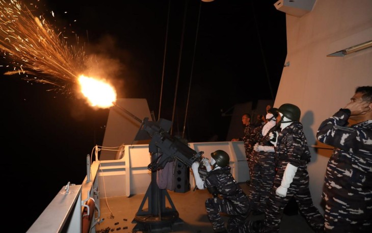 Artileri TNI AL saat menembak sasaran udara berupa pesawat drone sebagai target.