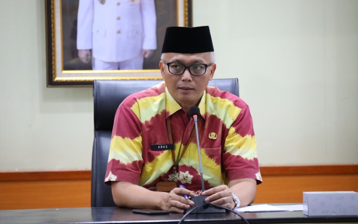  Plh. Kepala Pusat Strategi Kebijakan Pembangunan, Keuangan Daerah dan Desa (Pustrajakan PKDD) BSKDN Abas Supriyadi saat memimpin Rapat Penyusunan Laporan Akhir "Penilaian Kriteria dan Pembobotan Variabel Kota Bersih" di Aula BSKDN pada Kamis, 2 November 2023. 