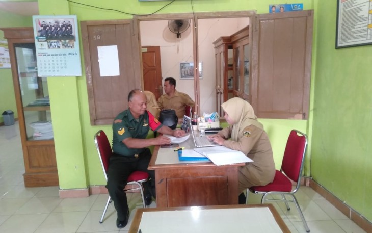  Babinsa Koramil Geger Komsos Dengan Perangkat Desa