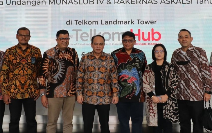 Menteri Komunikasi dan Informatika Republik Indonesia (tengah) bersama Dewan Pengawas ASKALSI Marwan O. Baasir (kedua dari kiri), Ketua Umum ASKALSI 2021-2023