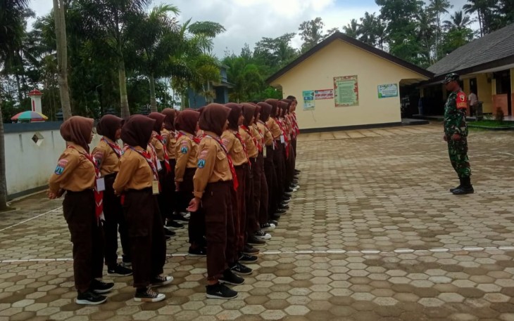 Guna meningkatkan skill kemampuan para siswa, Serda Sukri Babinsa Koramil 0801/07 Ngadirojo Kodim 0801/Pacitan memberikan Latihan Dasar Kepemimpinan Siswa (LDKS) di SMPN 2 Ngadirojo, Kab. Pacitan, Sabtu (16/12/2023)