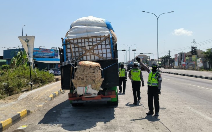 Personel Satlantas Polres Karanganyar menindak kendaraan angkutan barang bermuatan melebihi kapasitas, saat melintas di kawasan simpang tiga Exit Tol Kebakkramat, Rabu (13/9/2023).