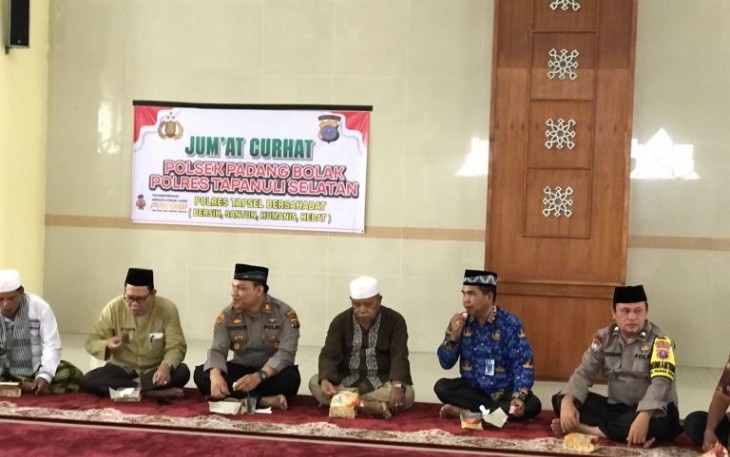 Kapolsek Padang Bolak, AKP Zulfikar, SH, MH, beserta jajaran, menampung berbagai keluhan warga terkait pencurian buah Sawit, Jumat (17/11/2023) siang.