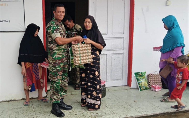 Babinsa Loa Duri Ulu saat Pastikan Penyaluran Bantuan Sudah Tepat Sasaran