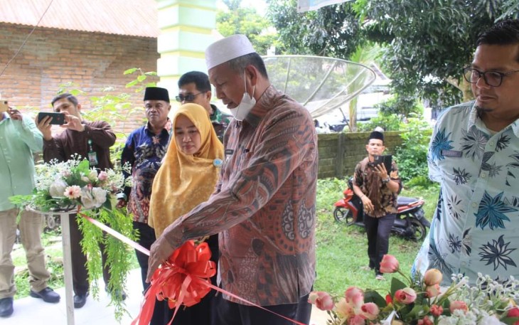 Bupati Hamsuardi potong pita tanda peresmian Rumah Lansia Pertama di Pasbar 