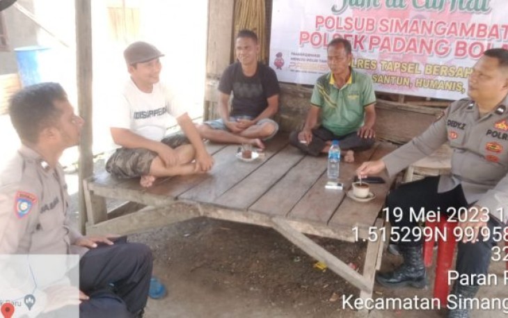 Di salah satu Warung di Desa Jabijabi, Kabupaten Padang Lawas Utara (Paluta), personel Polsubsektor Simangambat tampung Curhat warga, Jumat (19/5/2023)