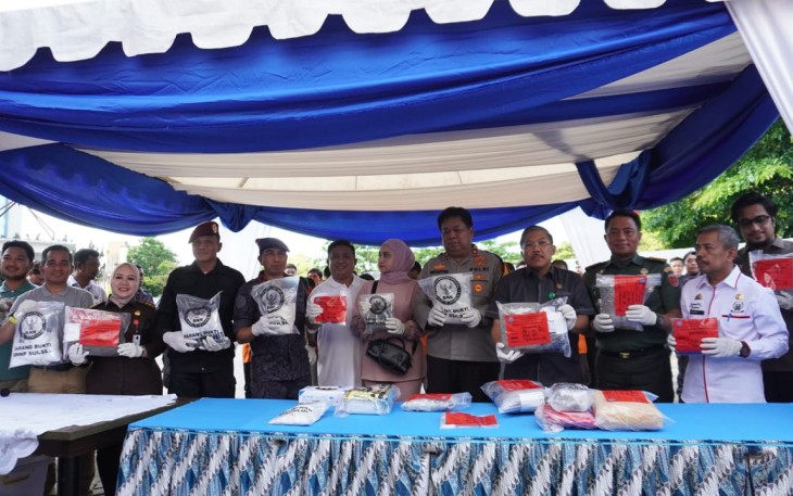 Bersama Sejumlah Forkopimda Sulsel, Asintel Kasdam XIV/Hsn Mewakili Pangdam Menghadiri Press Release Akhir Tahun dan Pemusnahan Barang Bukti Narkoba di BNNP Sulsel.