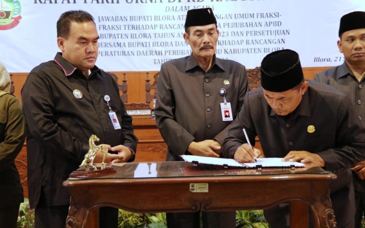 Bupati Arief Rohman dan Ketua DPRD Blora Dasum saat menghadiri rapat paripurna di gedung DPRD Kabupaten Blora.