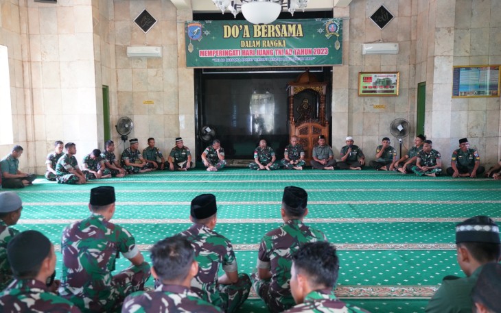 Dalam rangka memperingati Hari Juang TNI AD Ke-78 Tahun 2023, Korem 121/Abw menggelar Doa Bersama, bertempat di Masjid Darul Muttaqin Korem 121/Abw, Jl. Pangeran Kuning, Sintang, Kalimantan Barat, Kamis (14/12/2023)