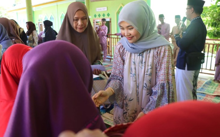 Ketua TP PKK Bintan Hafizha Rahmadhani saat salami anak-anak yatim Panti Asuhan Miftahul Hasanah di Kijang Kota.