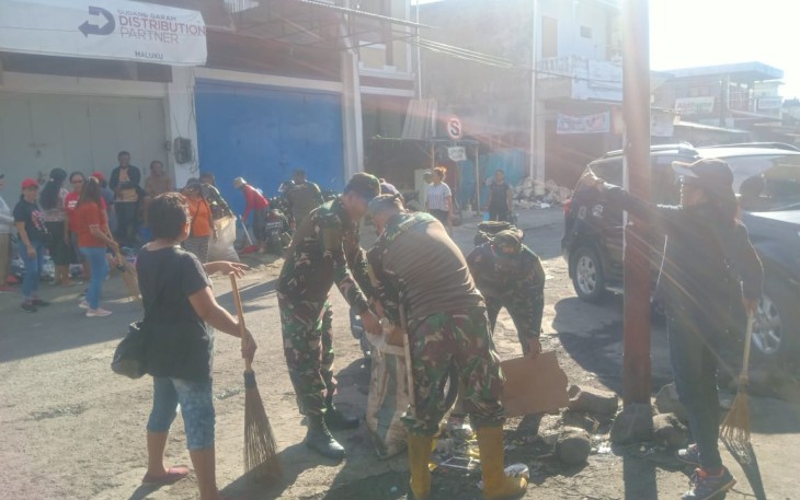 Kodim 1310/Bitung bersama Yonmarhanlan VIII Bitung, Pemerintah Kecamatan Girian dan Kelurahan Girian Weru satu melaksanakan kegiatan Bakti pembersihan Pasar Girian, Jumat (8/12/2023)