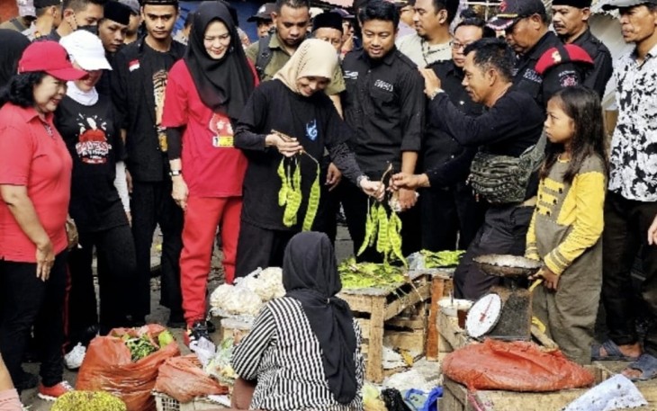 Siti Atikoh saat Borong Sayur Mayur Pedagang di Pasar Rau Kota Serang, Banten, Senin (11/12/2023).