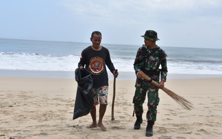 Lanud Husein Sastranegara Ajak Masyarakat  Gotong Royong Bersihkan Pantai