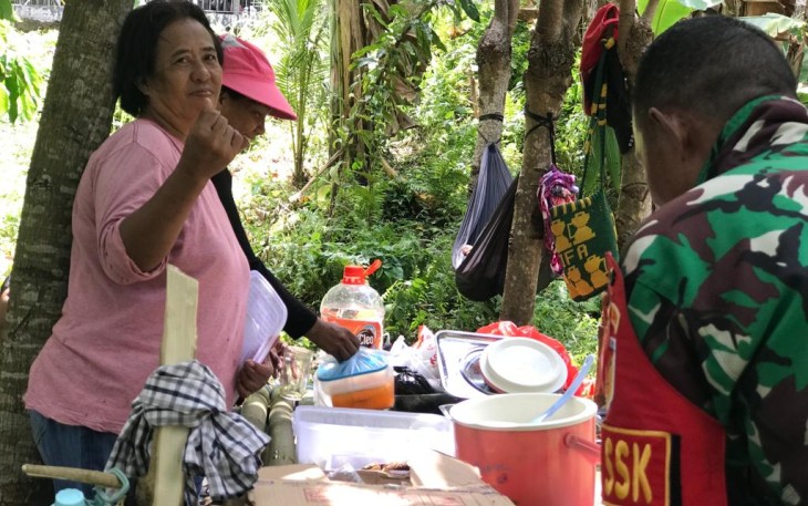 Warga Antusias Sediakan Makanan Buat Anggota Satgas TMMD Ke-116 Kodim 1310/Bitung 