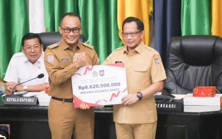  PJ Gubernur Prof Zudan saat terima pengharggaan dari Mendagri