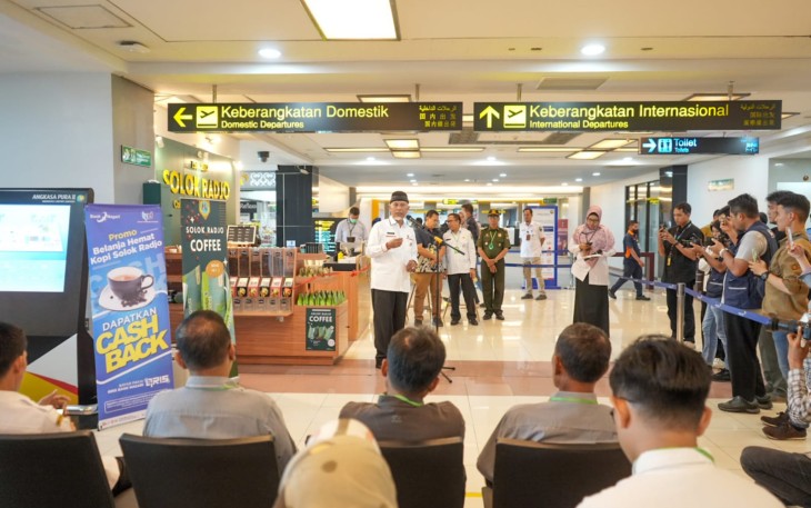 Gubernur Sumatra Barat, Mahyeldi Ansharullah pada saat meresmikan pembukaan gerai kopi "Solok Radjo" di area Bandara Internasional Minangkabau (BIM) Padang Pariaman.
