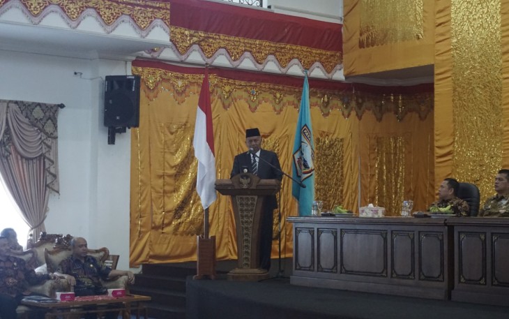 Bupati Pasbar Hamsuardi saat memimpin prosesi pelantikan pada Kamis (16/11) di Aula Kantor Bupati setempat.
