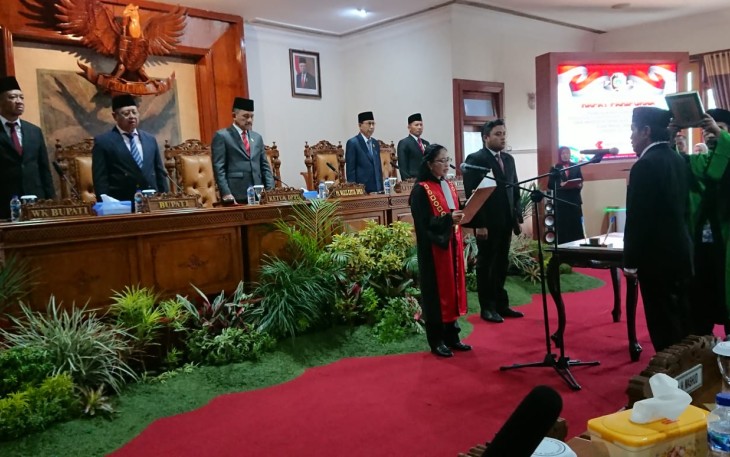 Prosesi pengambilan sumpah janji Pengganti Antar Waktu (PAW) massa jabatan 2019 - 2024 oleh Ketua DPRD Kabupaten Tulungagung