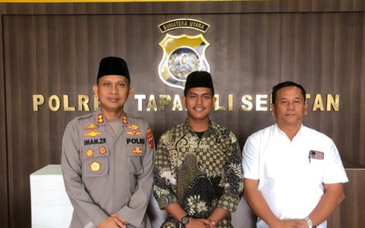 Kapolres Tapanuli Selatan (Tapsel), AKBP Imam Zamroni, SIK, MH, terima kunjungan jajaran Pengurus Badan Eksekutif Mahasiswa (BEM) Syahada, pada Kamis (11/5/2023) siang di Ruang Kerjanya