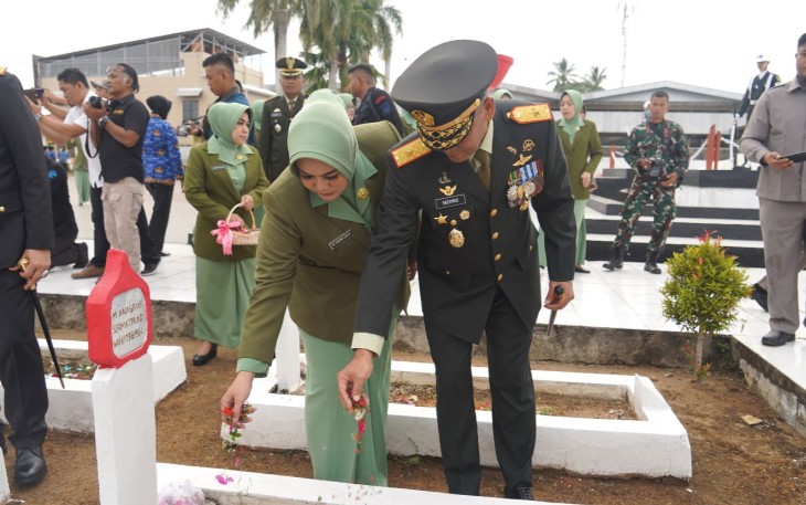 Danrem 041/Gamas Brigjen TNI Rachmad Zulkarnaen Lakukan Ziarah dan Tabur Bunga 