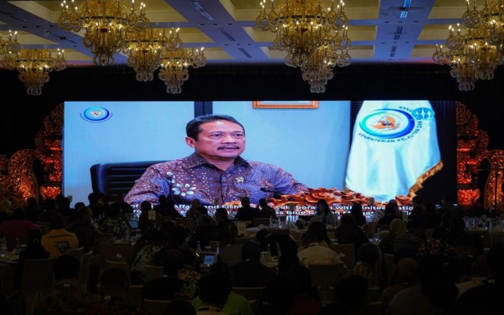 Kementerian Kelautan dan Perikanan (KKP) meluncurkan Profil Aksi Mitigasi Karbon Biru Lamun pada pelaksanaan side events Konferensi Tingkat Tinggi (KTT) Archipelagic and Island States (AIS) Forum, Senin (9/10/2023) di Bali. Demikian ditegaskan Menteri Kelautan dan Perikanan Sakti Wahyu Trenggono pada Archipelagic and Island States Blue Economy High-Level Dialogue. (Tim Komunikasi dan Media KTT AIS Forum 2023)