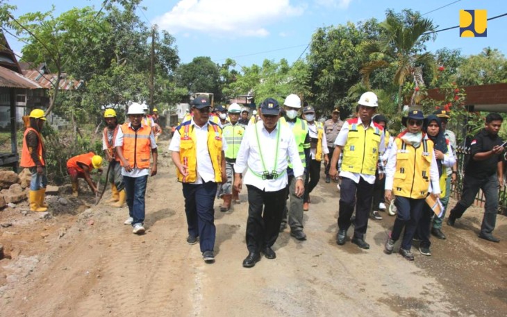 Menteri Basuki saat progres pembangunan jalan