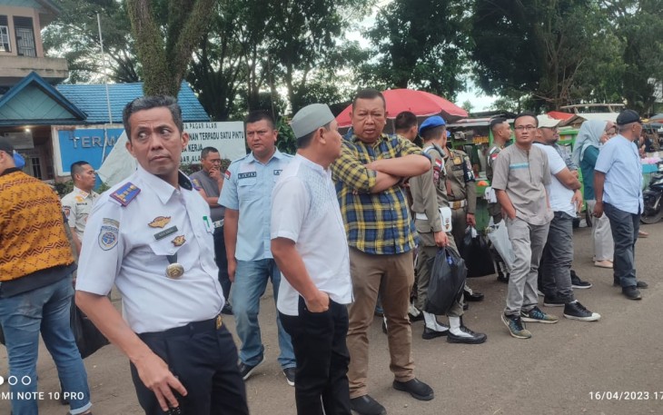 Walikota Pagar Alam saat Ngabuburit Borong Takjil di Pasar Ramadhan