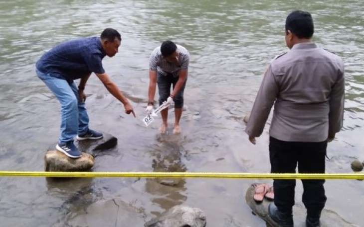 Personel Polsek Padang Bolak saat melakukan Olah TKP di Sungai Batang Pane