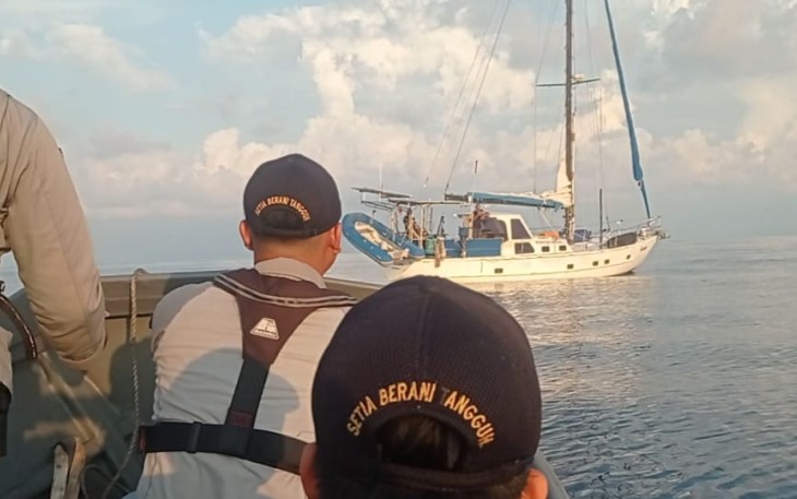 Bakamla RI Evakuasi Kapal Layar Australia di Perairan Natuna Utara  