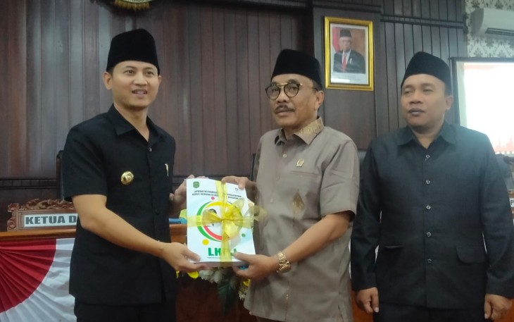 Bupati Trenggalek, Mochamad Nur Arifin, saat menyerahkan LKPj Bupati Tahun Anggaran 2022, kepada Ketua DPRD Kabupaten Trenggalek, Samsul Anam, di Gedung Graha Paripurna, Rabu (29/3/2023).