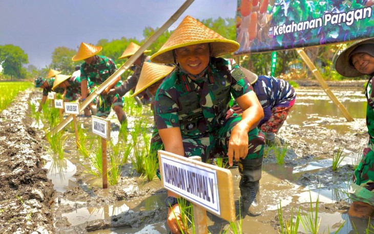 Komandan Pangkalan Utama TNI AL (Danlantamal) V Brigjen TNI Marinir Joni Sulistiawan, S. H., M. Han mengikuti gerakan nasional ketahanan pangan nasional 