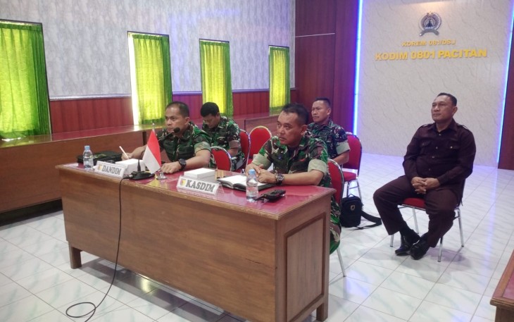 Dandim 0801/Pacitan saat Ikuti Vidcon Rakor Pengawasan Inter Post Audit 2023