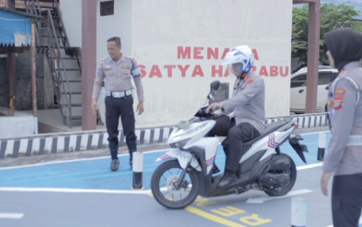 Kapolres Bitung saat melakukan praktek perubahan materi ujian praktek SIM C